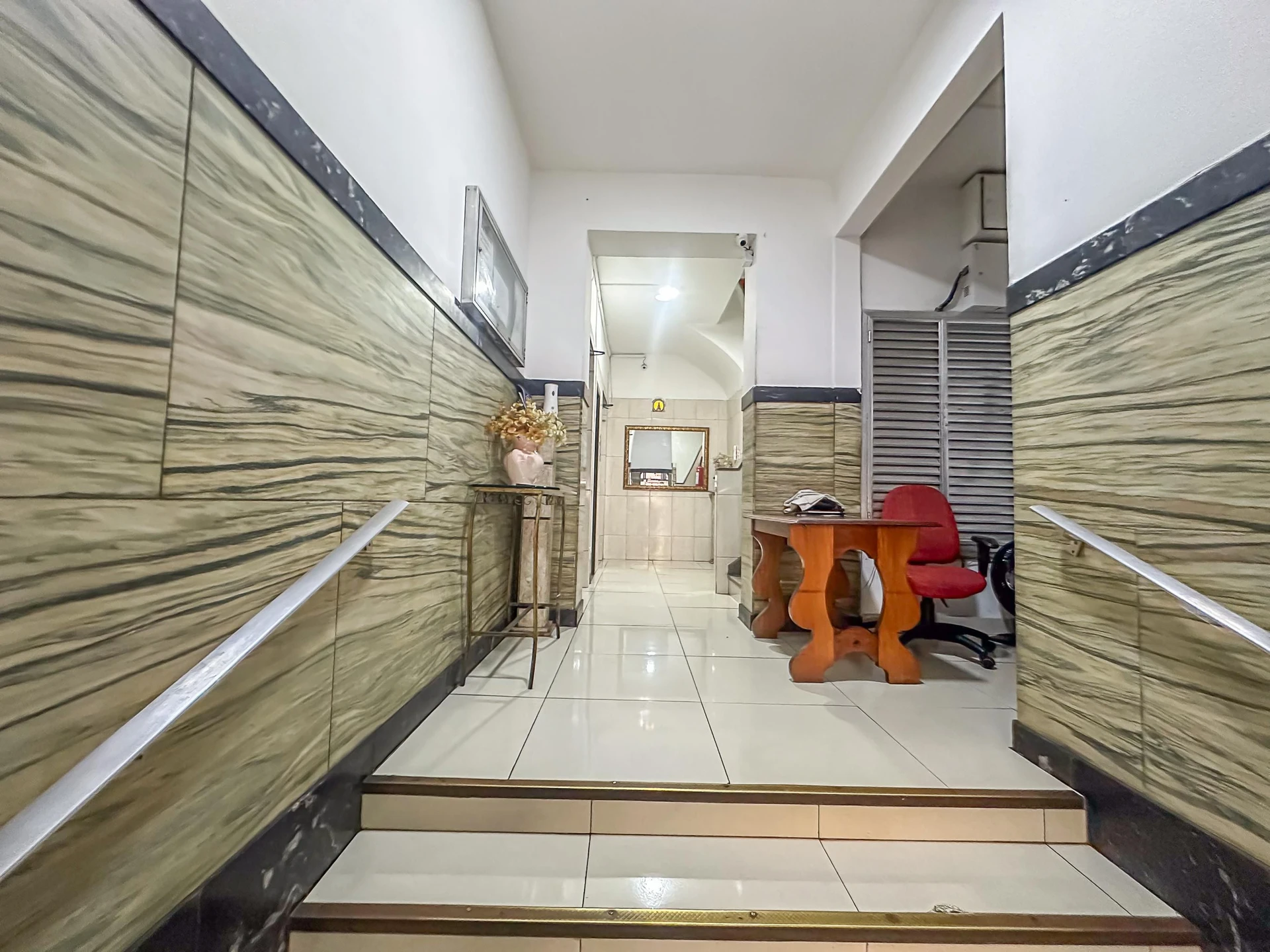 Unfurnished studio with no parking and 1 bathroom