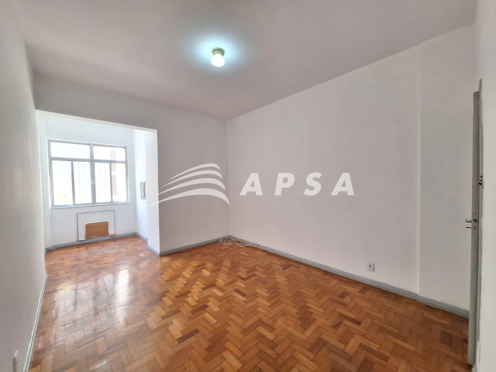 Apartment, 82 m², with wood or laminate floors — photo 6