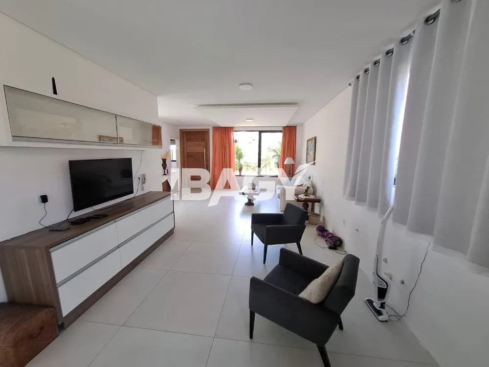 Furnished house with 4 en-suites and 220 m², no parking