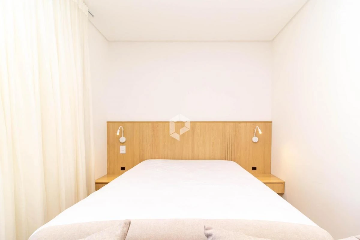 One-bedroom apartment in a building with a gym — photo 15