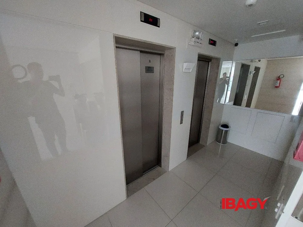 4-bedroom apartment in a building with a pool — photo 9
