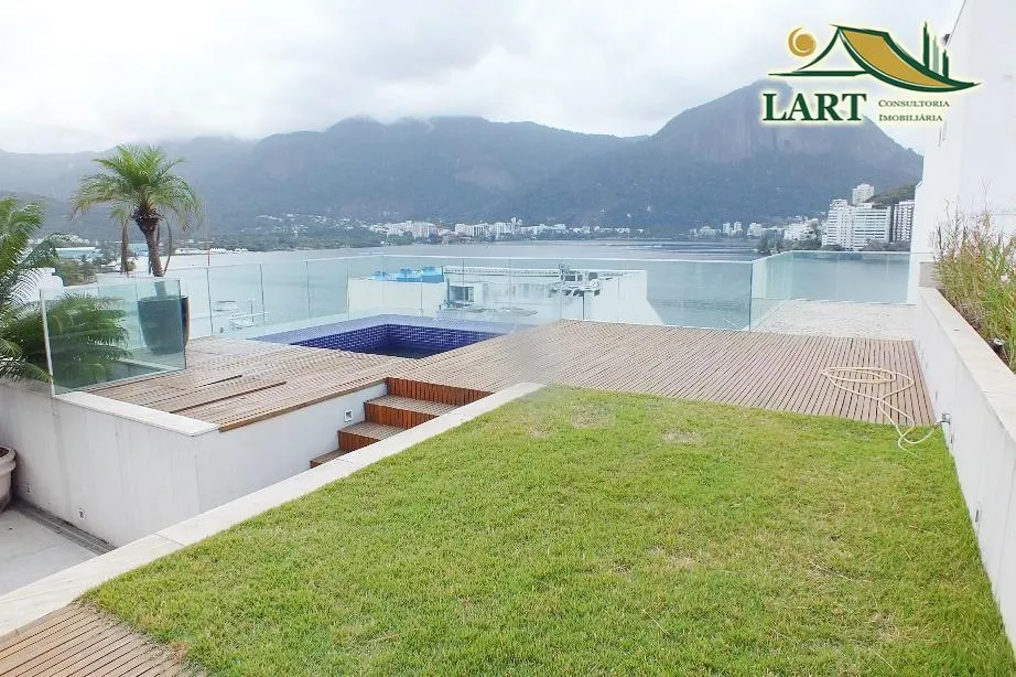 3-bedroom apartment in a building with a pool