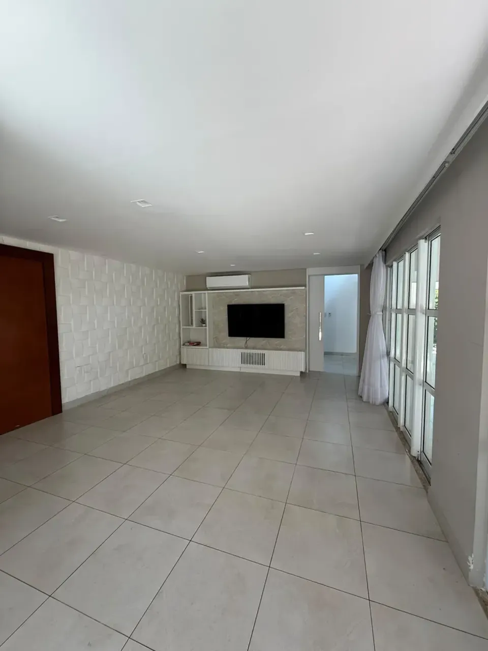 Floor-to-ceiling windows in a 5-bedroom house, 360 m² — photo 4