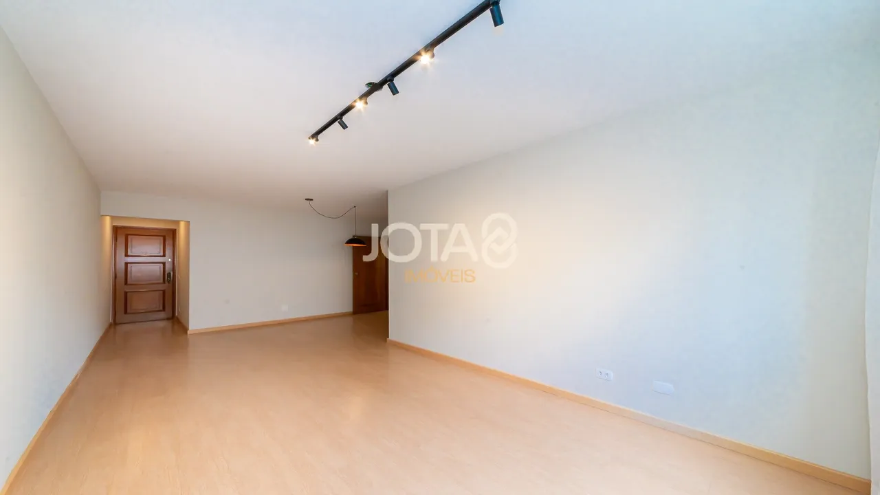 3-bedroom apartment with wood or laminate floors in Curitiba — photo 19