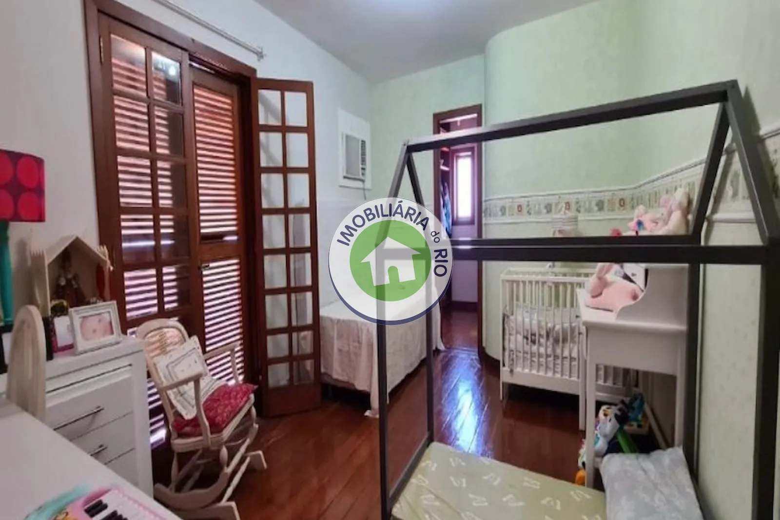 House with a balcony, 5 bedrooms and 5 bathrooms — photo 42