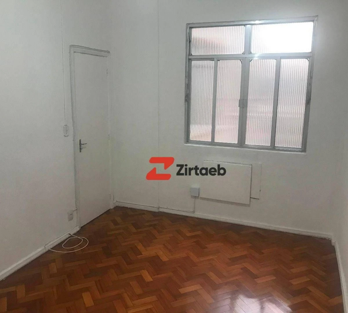 2-bedroom apartment with wood or laminate floors — photo 4