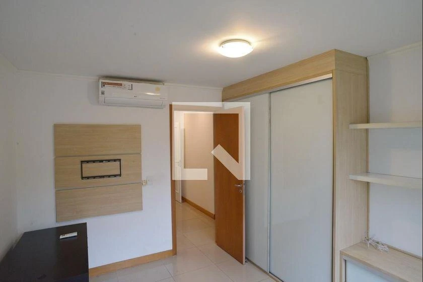 Glass-enclosed balcony in a 4-bedroom apartment, 233 m² — photo 24