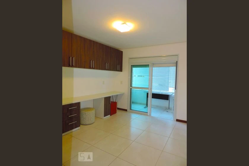 Apartamento con balcón acristalado y cocina abierta — photo 3