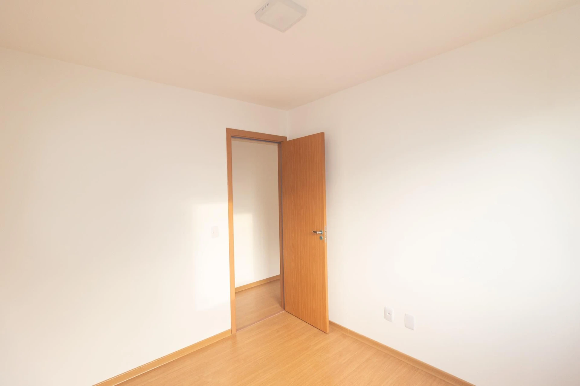 Unfurnished apartment with 2 bedrooms and laundry area — photo 14