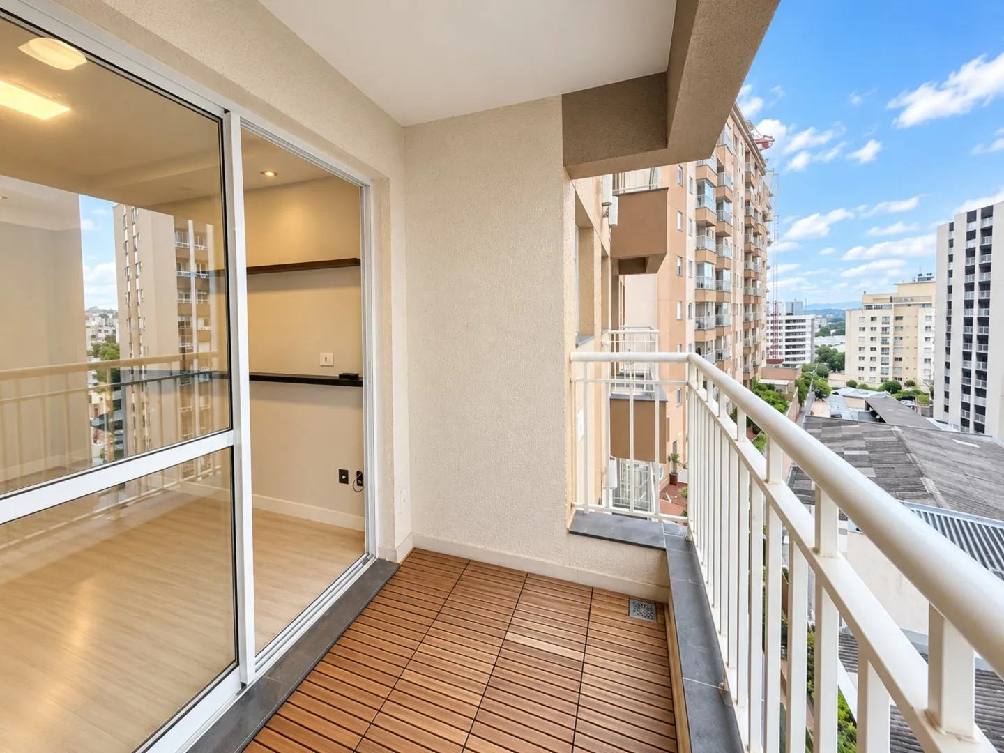 Walk-in closet in a 2-bedroom apartment, 56 m²