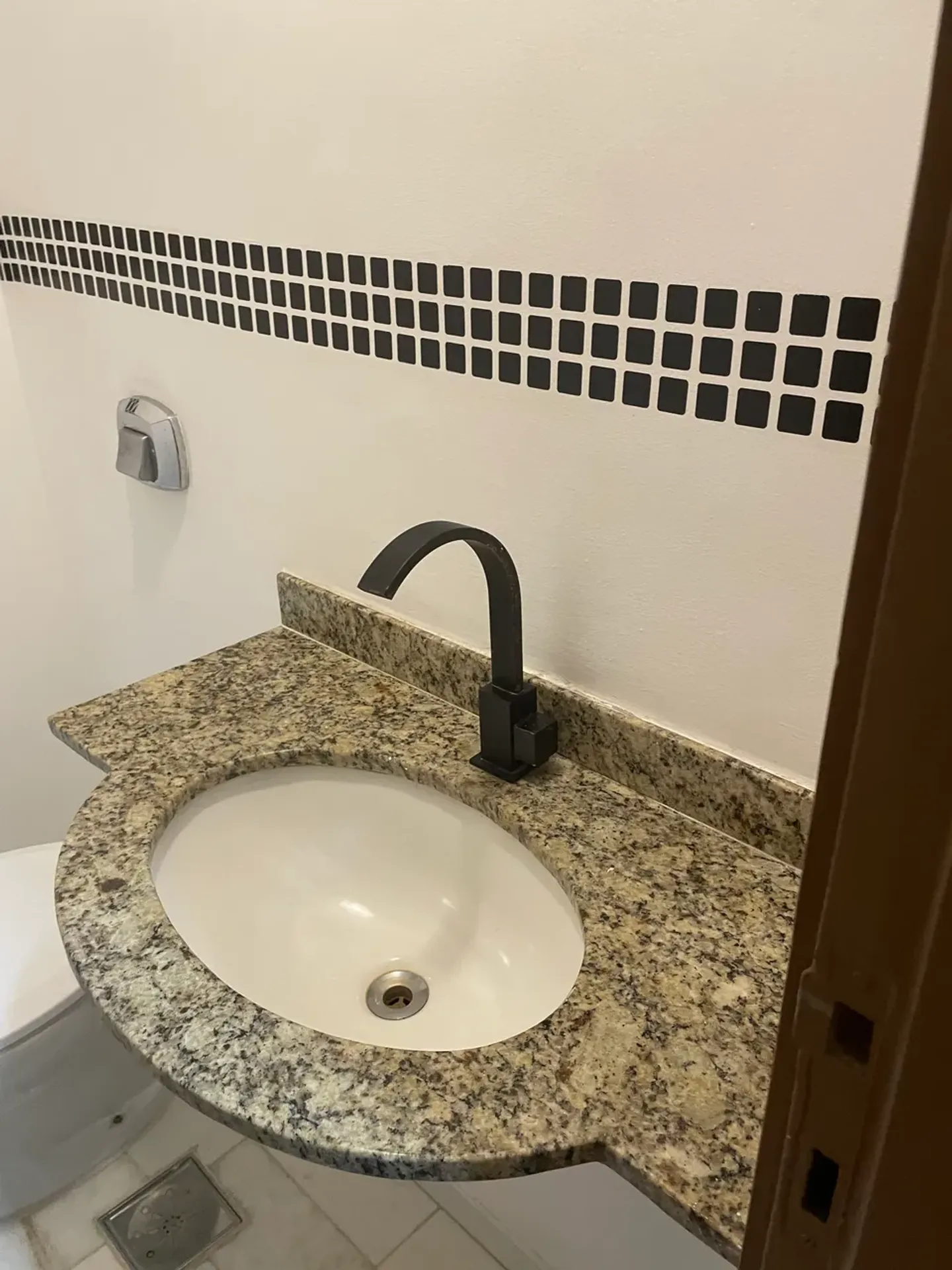 3-bedroom apartment in a building with a pool — photo 18