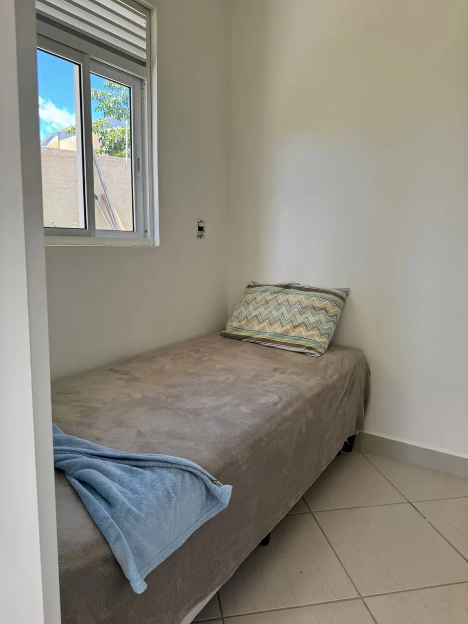 Unfurnished studio with no parking and glass shower — photo 8