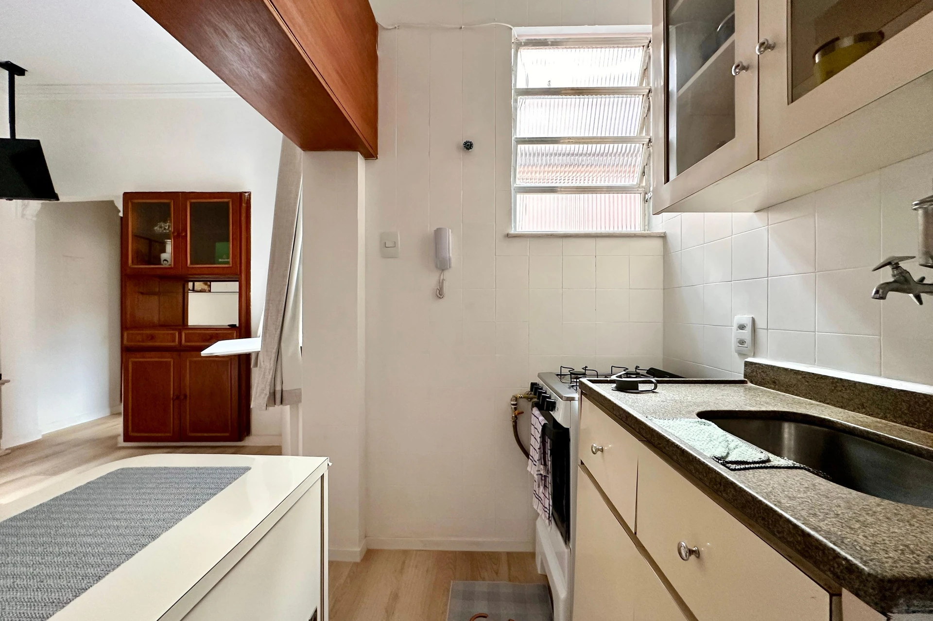 Furnished 1-bedroom apartment with kitchenette and gas stove — photo 5