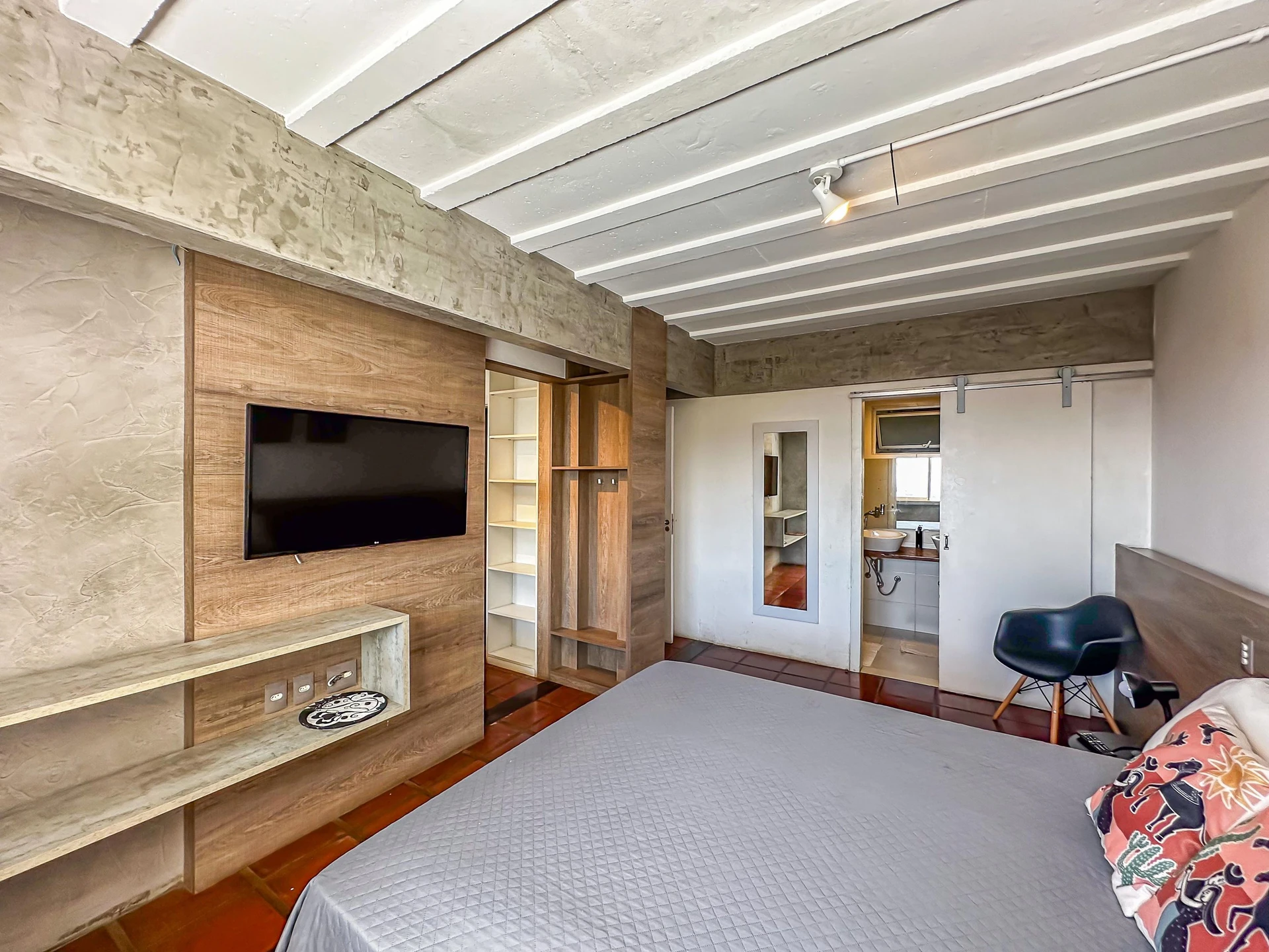 Floor-to-ceiling windows in a 4-bedroom house, 400 m² — photo 61