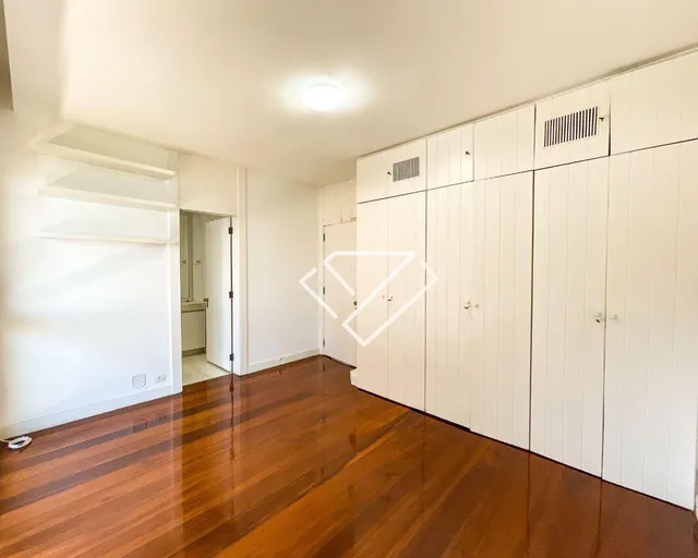 4-bedroom apartment with a balcony and laundry area — photo 4
