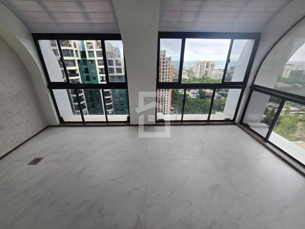 Гардеробная и 3 спальни: квартира 193 м²