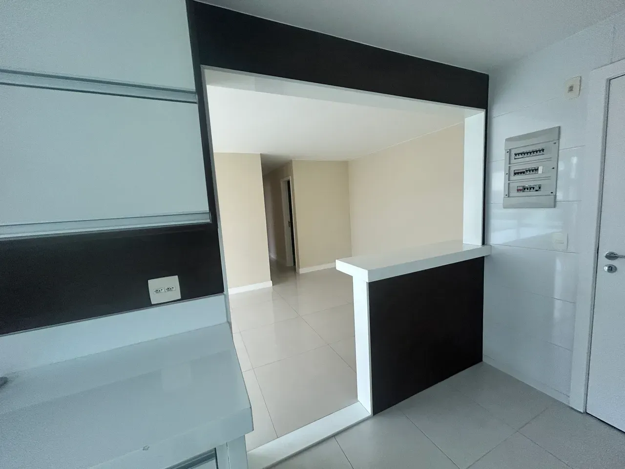 Balcony with a grill in a 3-bedroom apartment, 179 m² — photo 6