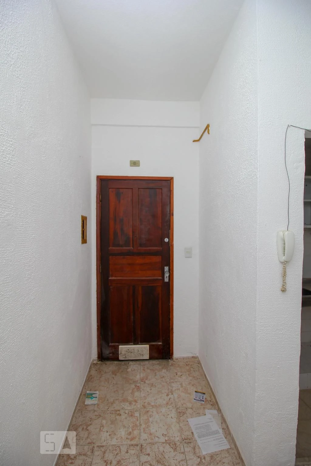 1-bedroom apartment with kitchenette and stove — photo 15