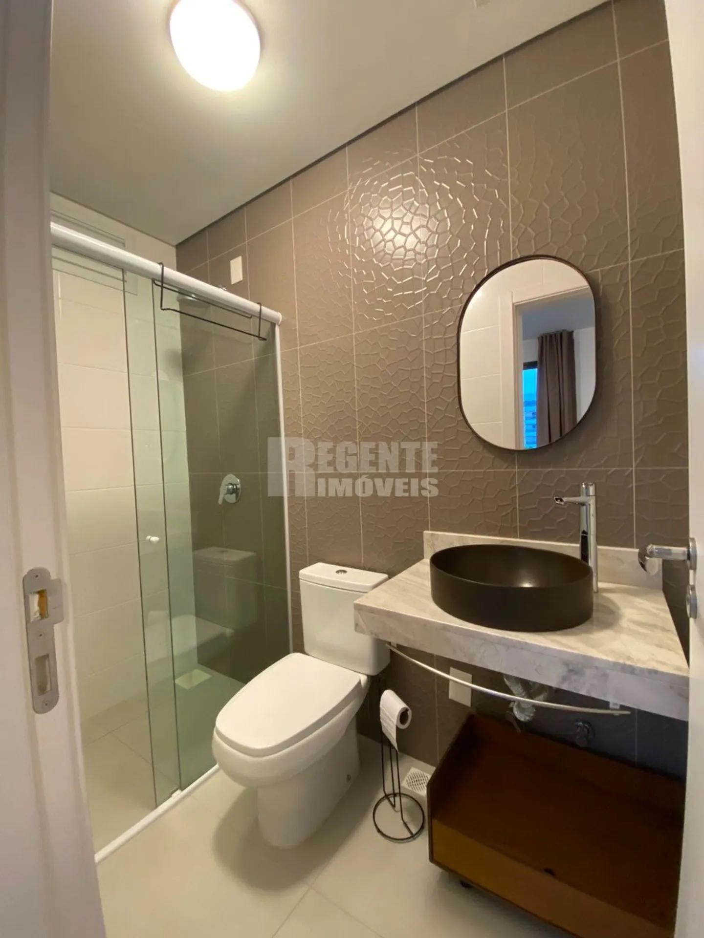One-bedroom apartment in a building with a gym — photo 19