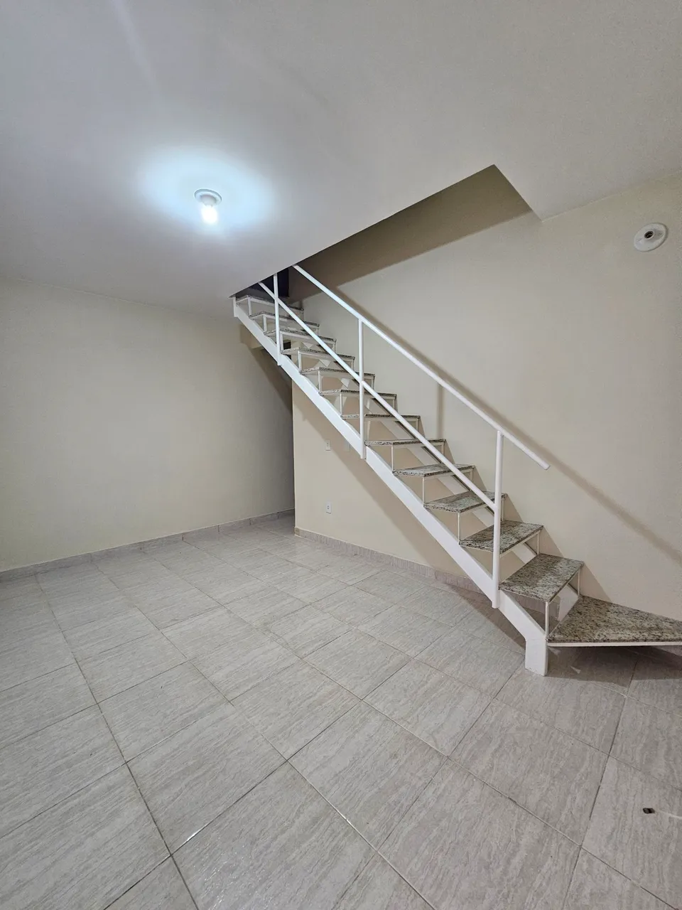 Unfurnished house with 2 bedrooms and 3 bathrooms