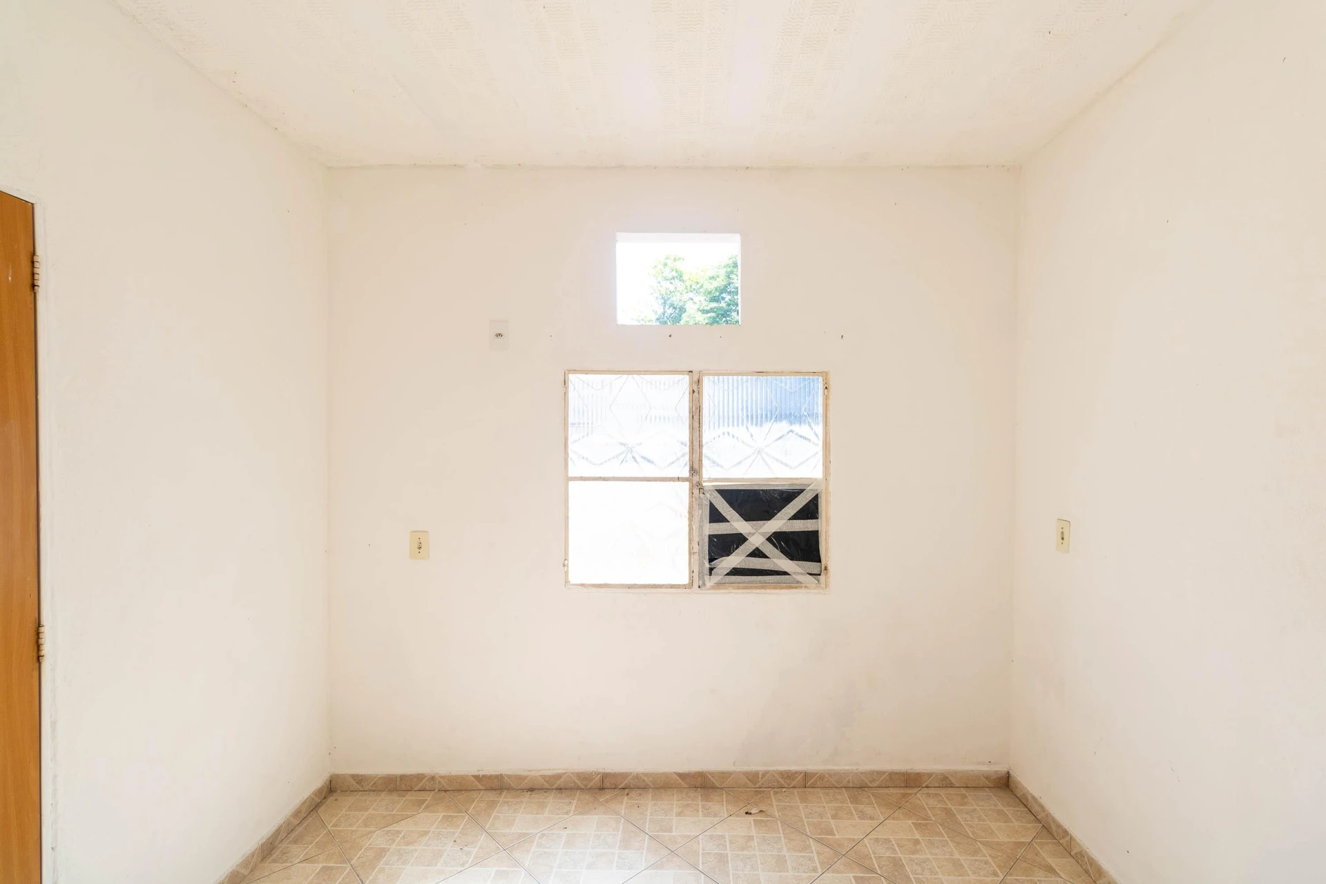 Unfurnished studio apartment with an electric shower — photo 15
