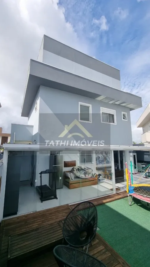Triplex house with 3 en-suite bedrooms and balcony
