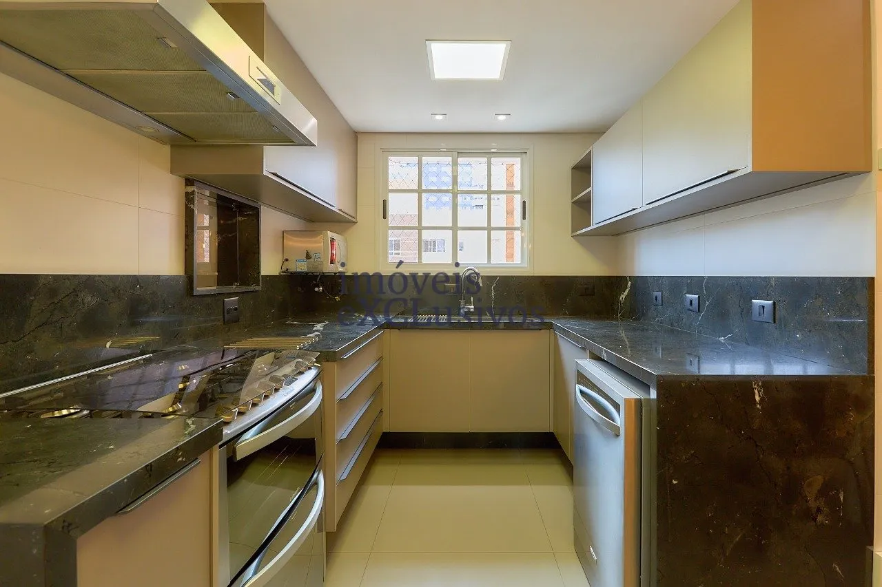 Floor-to-ceiling windows in a 3-bedroom apartment, 146 m² — photo 9
