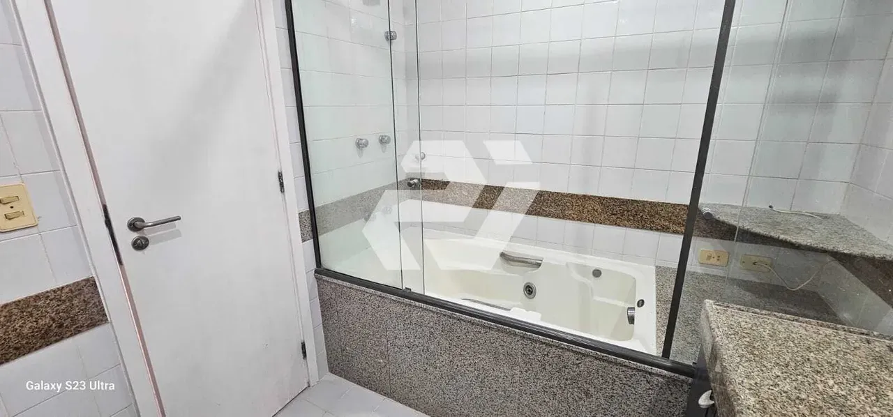 Apartment with 3 bedrooms, 5 bathrooms and balcony — photo 36