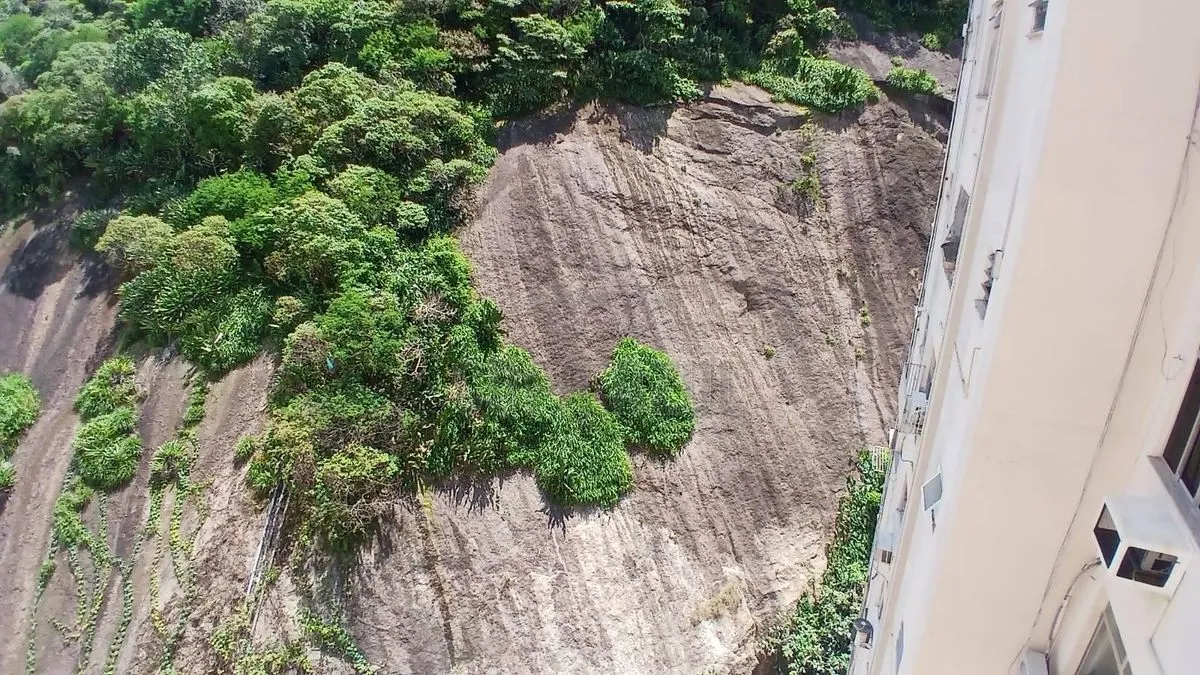 One-bedroom apartment with a mountain view in Rio de Janeiro — photo 41