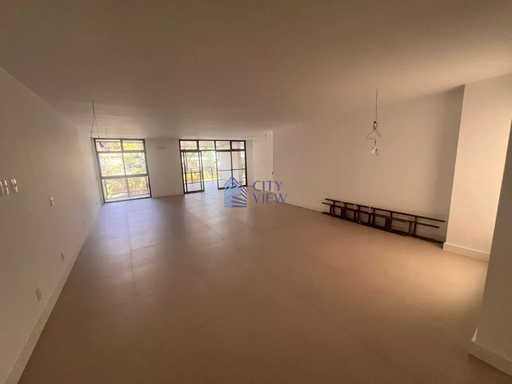 4-bedroom apartment with 5 bathrooms and a balcony — photo 2