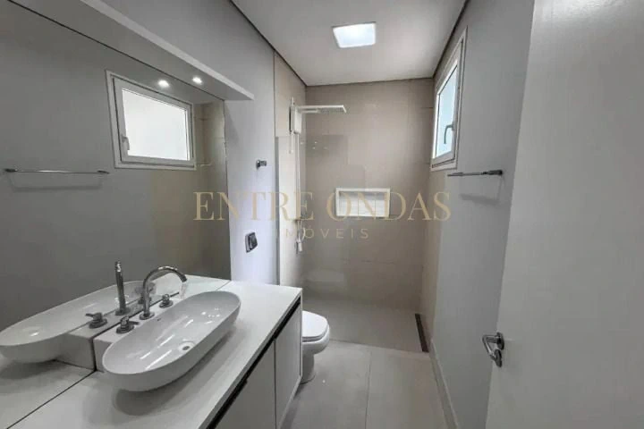 4-bedroom house with open-plan gas kitchen — photo 4
