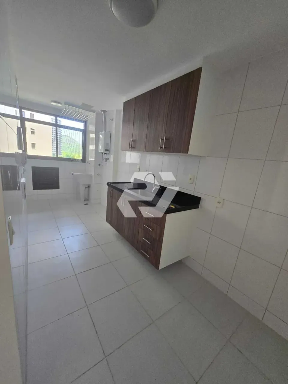 Unfurnished 2-bedroom apartment with 3 bathrooms and balcony — photo 2