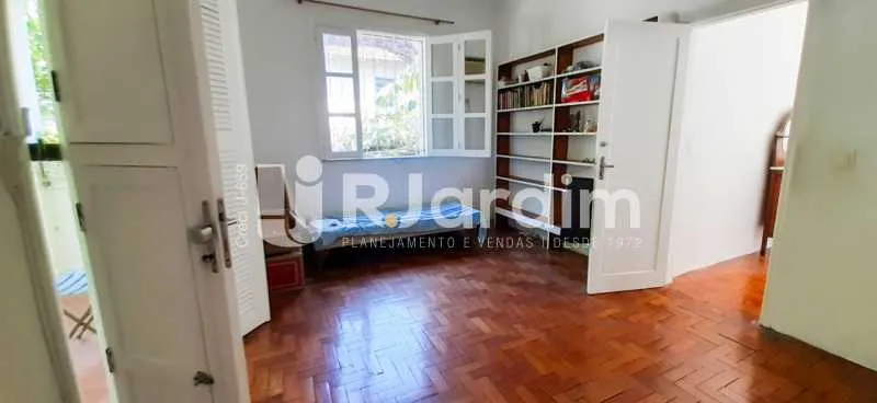 Residential house with a closed kitchen and gas stove — photo 18