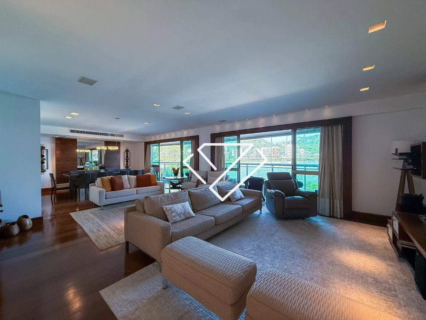 Furnished apartment with 4 en-suites and 258 m² — photo 12