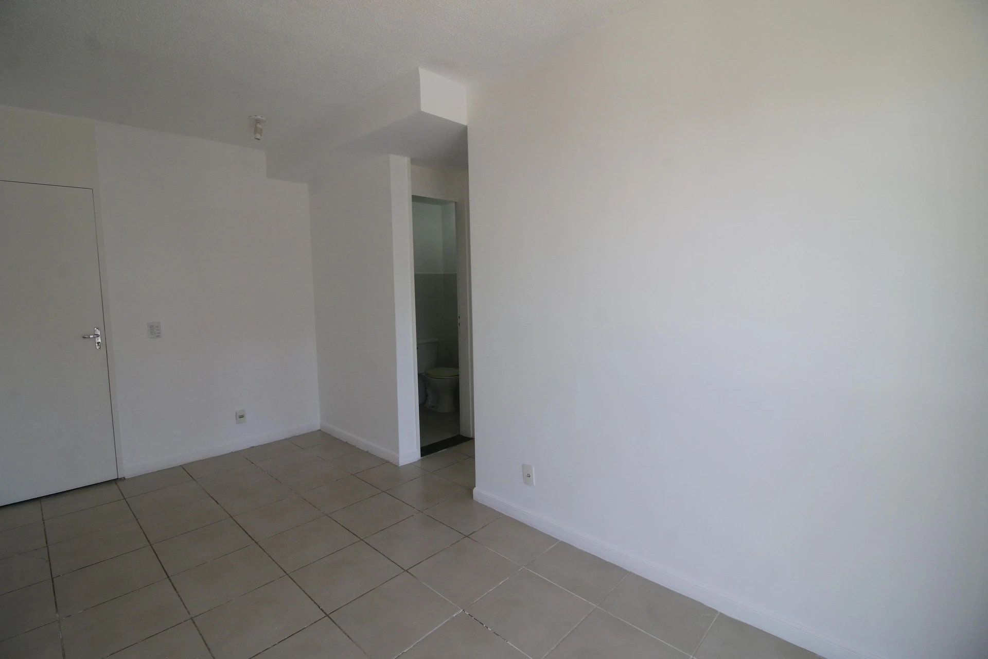 2-bedroom apartment in a building with a gym — photo 28