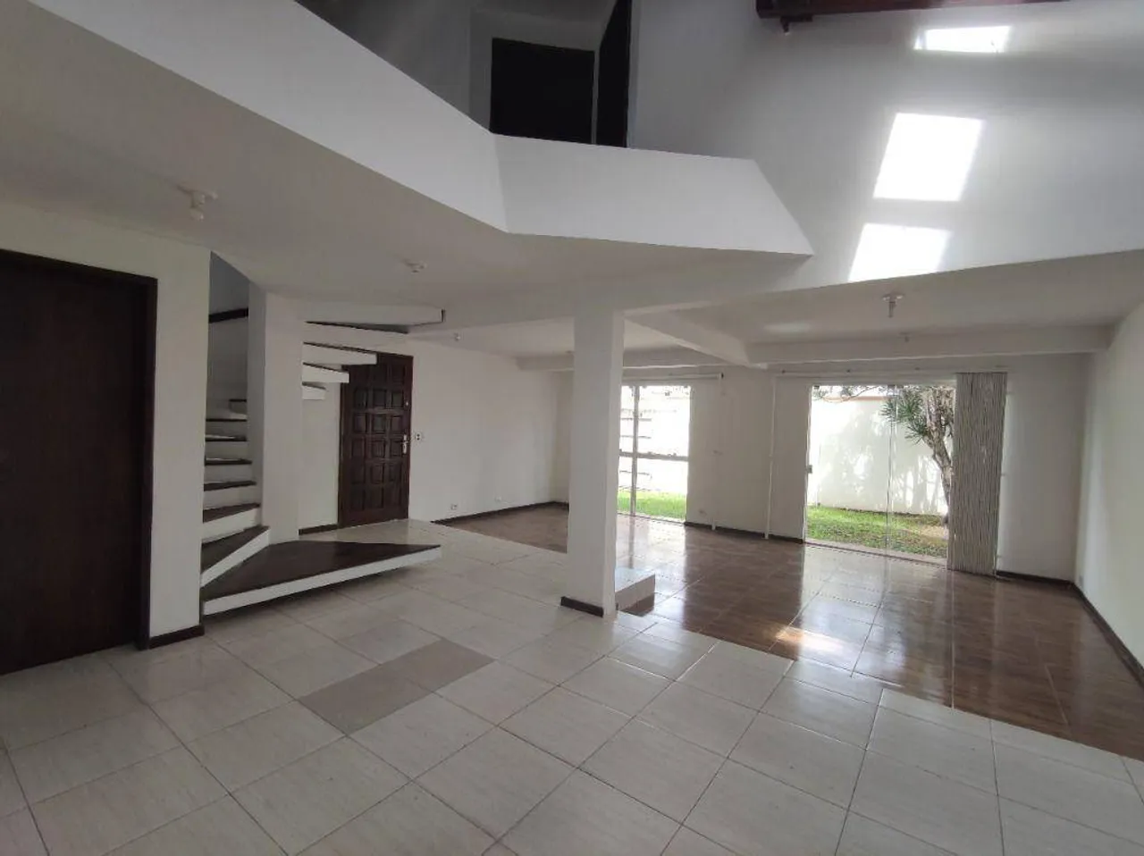Two-story house with 3 bedrooms and 2 bathrooms — photo 3