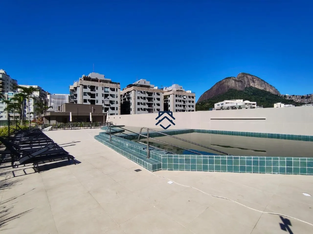 2-bedroom apartment with a mountain view — photo 13