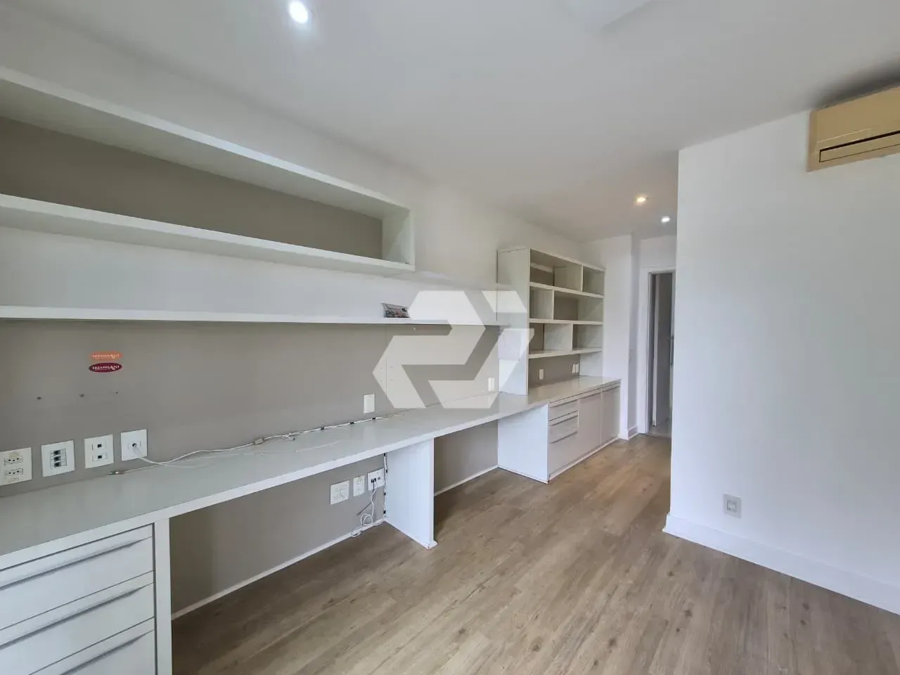 4-bedroom apartment with an enclosed glass balcony — photo 18