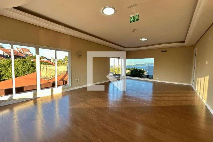 Дом на 500 м² с 7 спальнями, 1 в suite и 6 ванными
