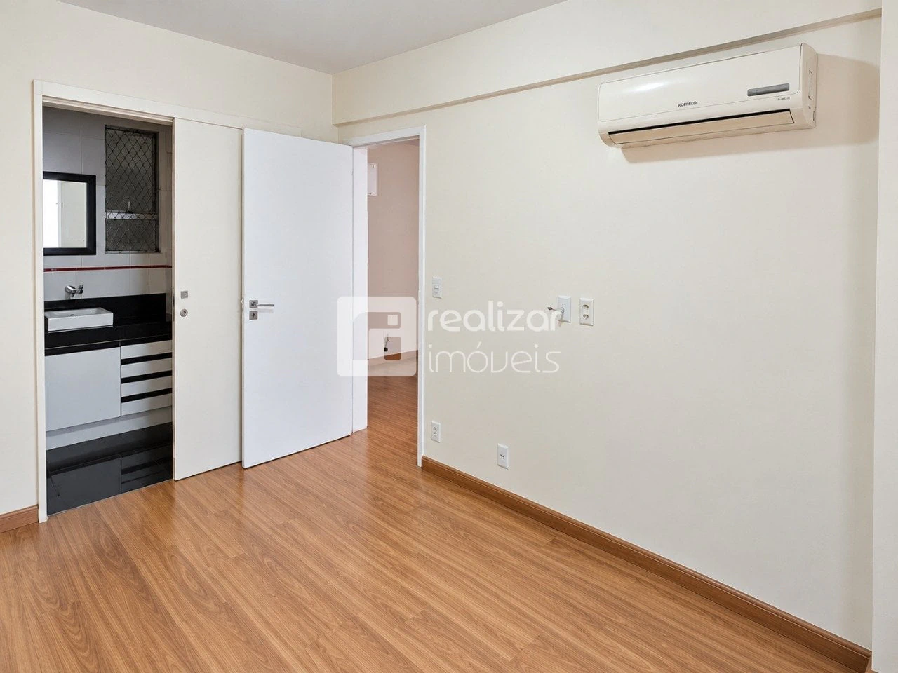 One-bedroom apartment with a washing machine — photo 11