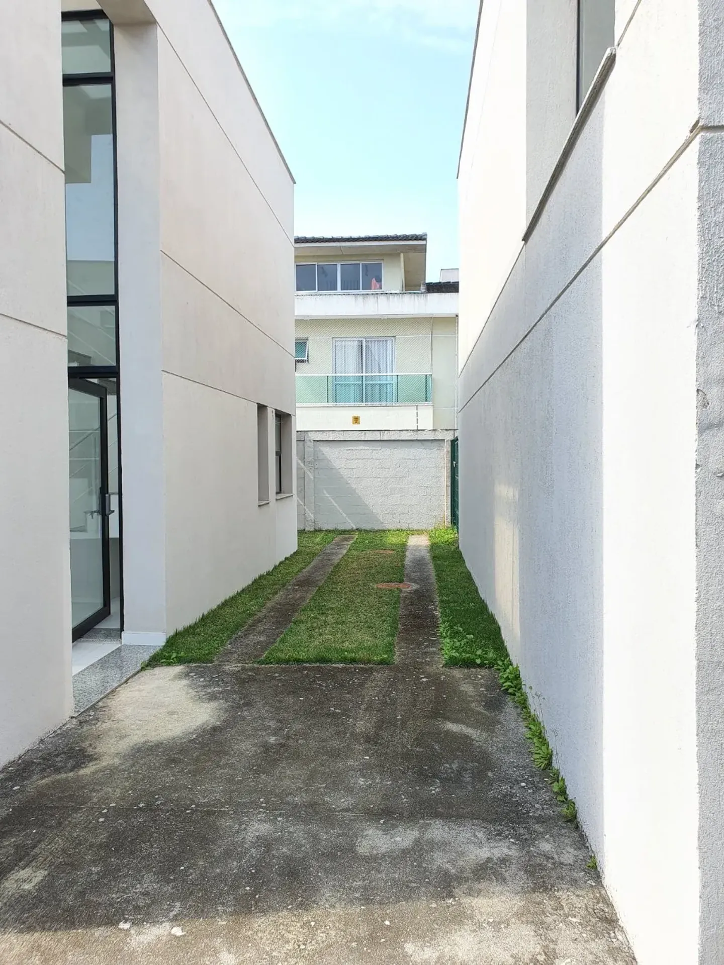Floor-to-ceiling windows in a 4-bedroom house, 366 m²