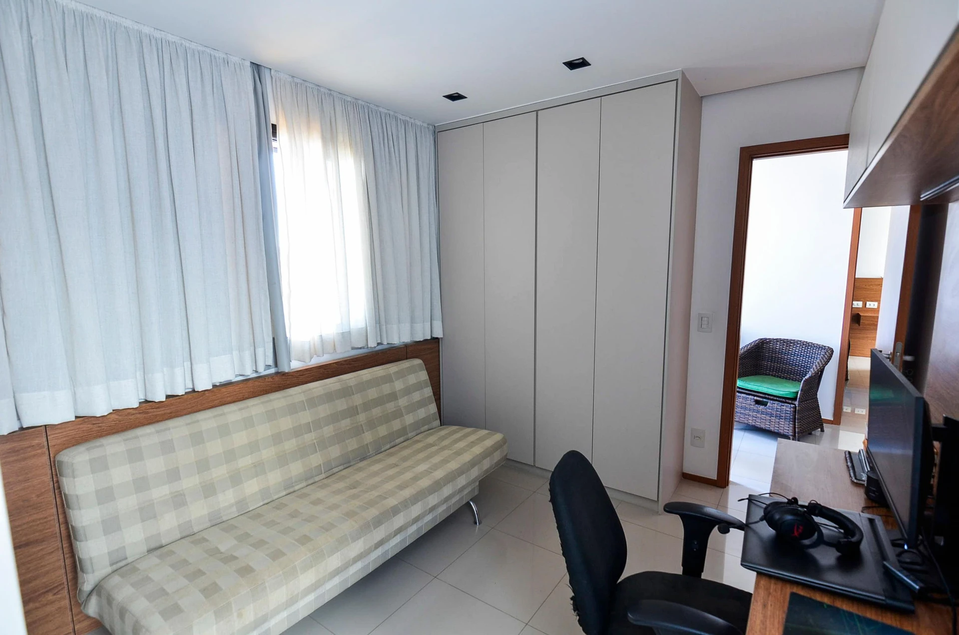 Furnished 3-bedroom apartment with balcony and BBQ grill — photo 26