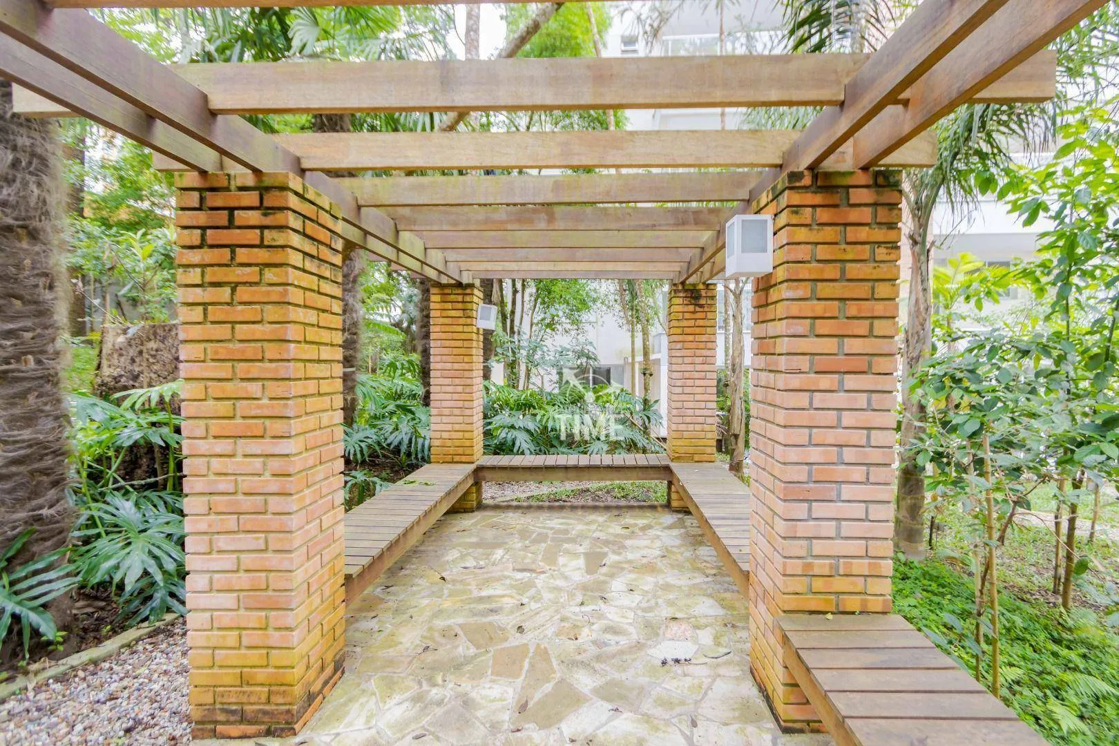 Balcony with a grill in a 3-bedroom apartment, 107 m² — photo 84
