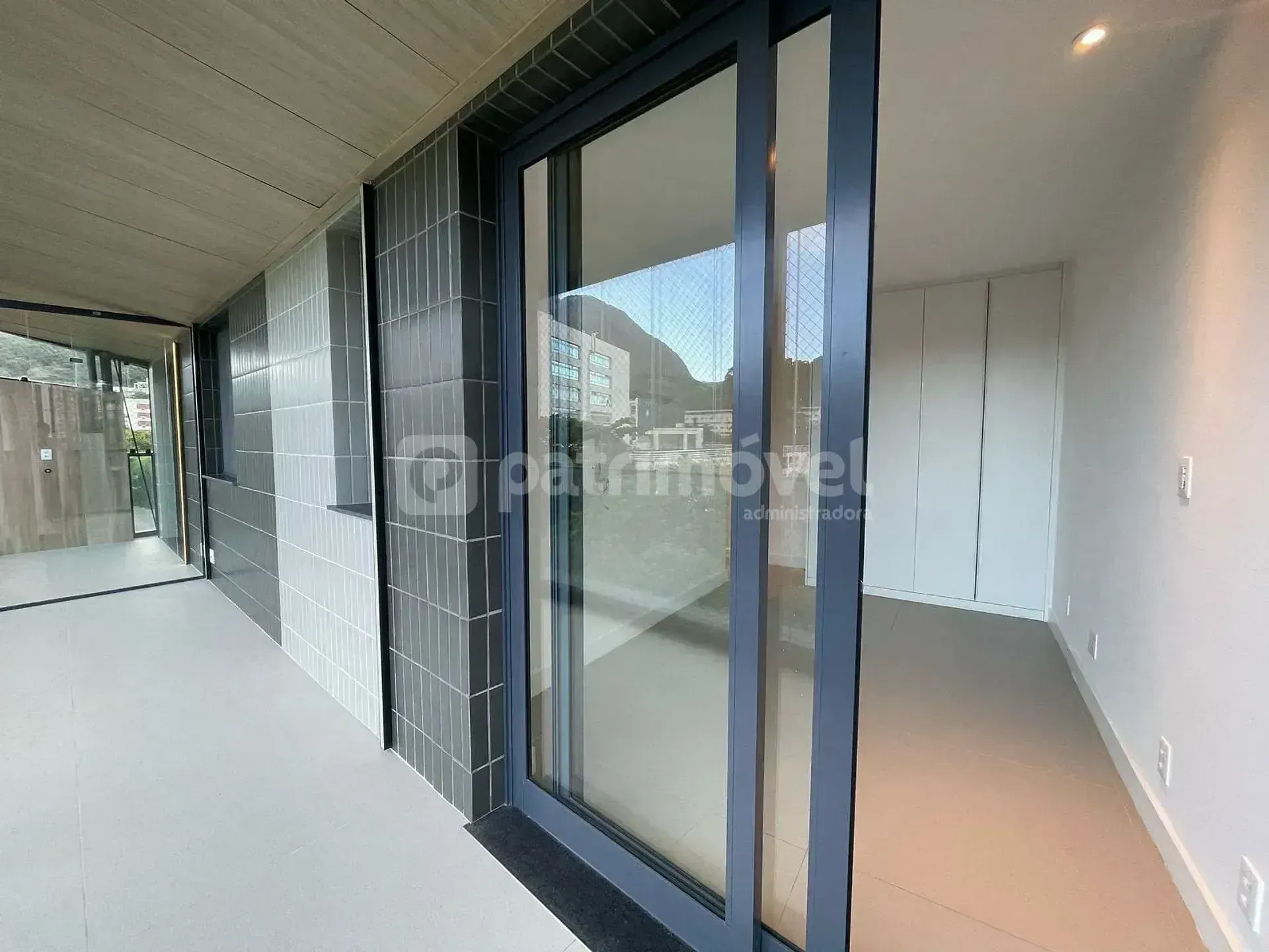 Невмебльована квартира з 3 кімнатами та 197 м² — photo 46