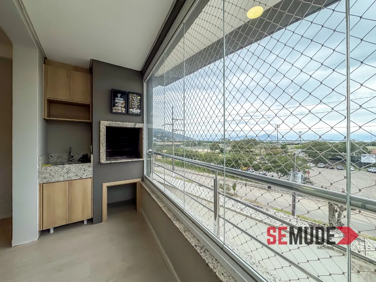 Balcony with a grill in a 2-bedroom apartment, 66 m² — photo 8