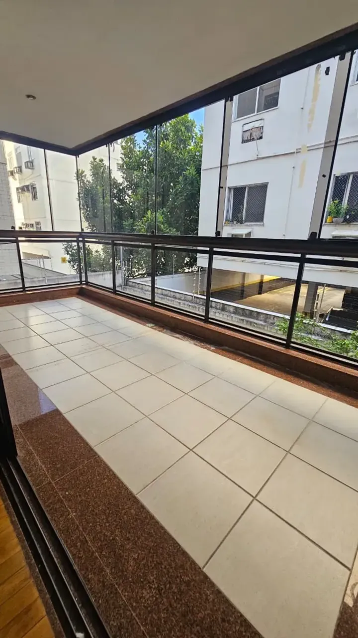 Balcony apartment with 2 bedrooms and enclosed kitchen
