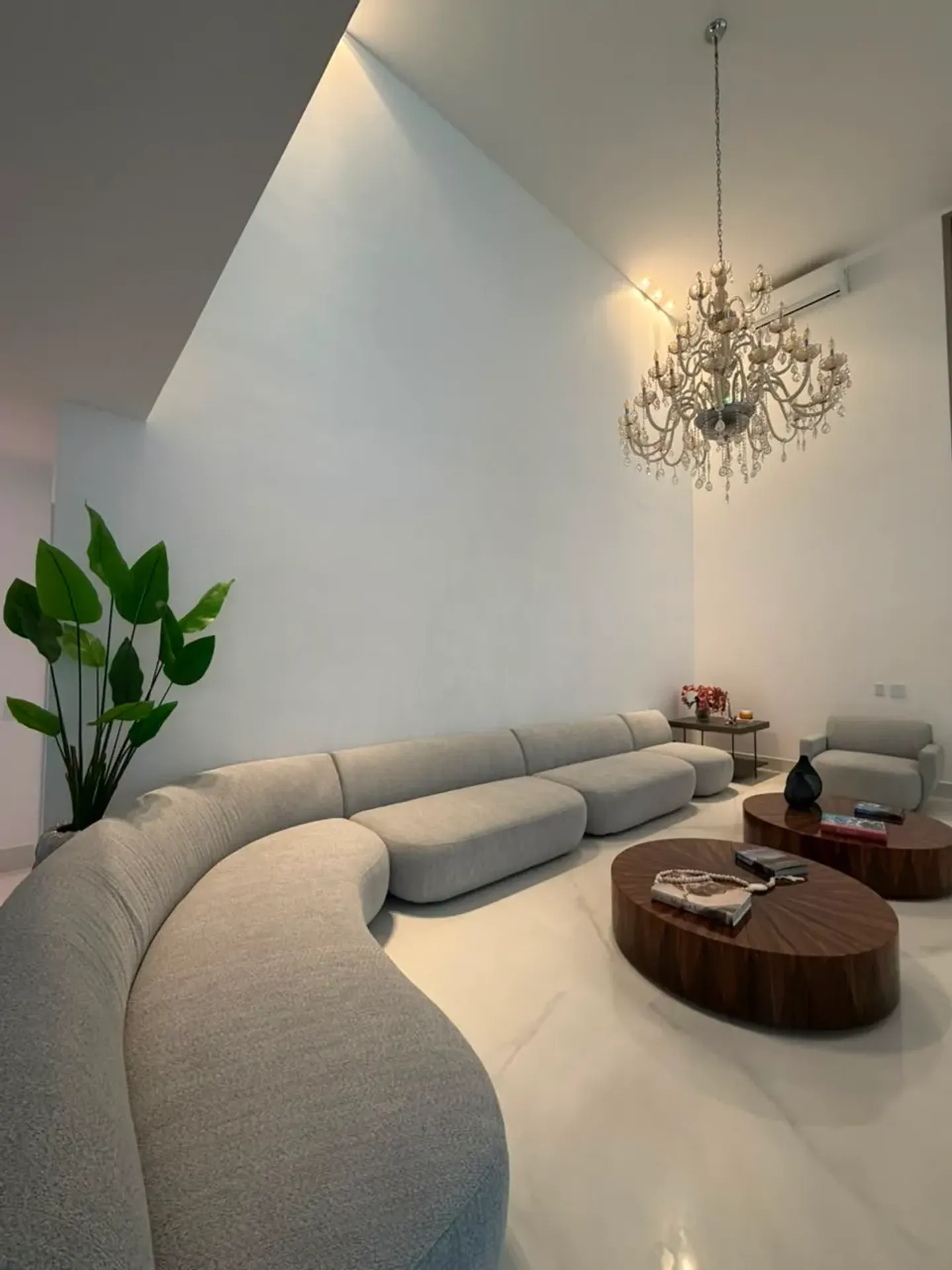 Furnished triplex home with 5 en-suite bedrooms and 600 m²