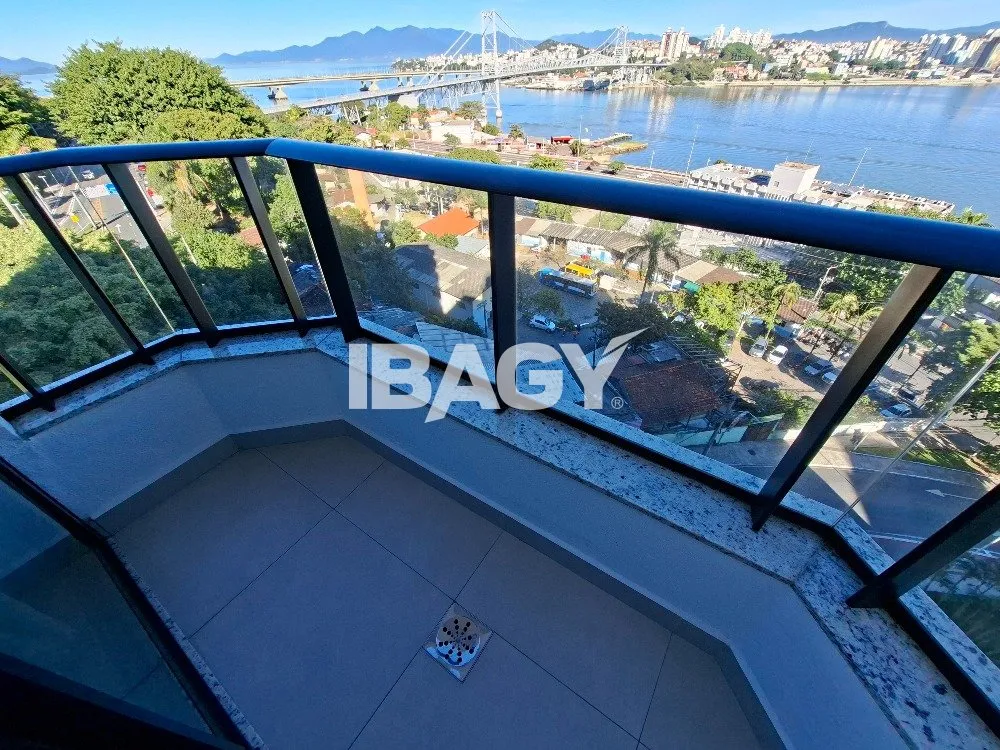 Studio with a glassed-in balcony and open-plan kitchen — photo 154