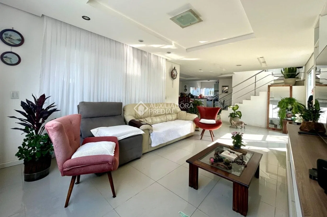 Furnished 465 m² house with 4 bedrooms and 2 suites — photo 3