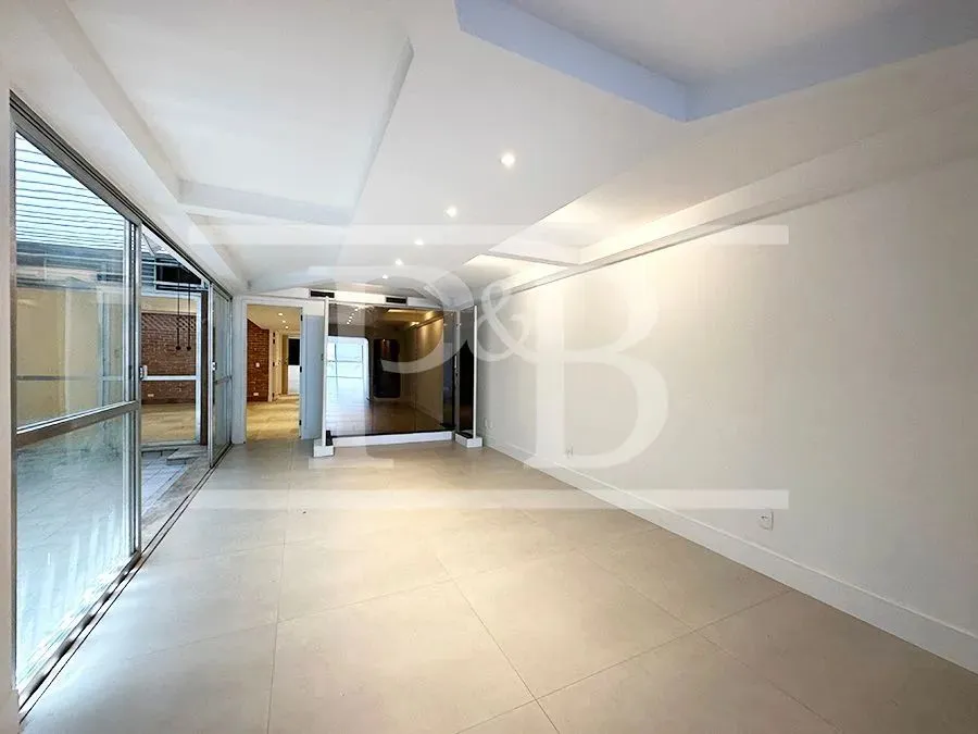 3-bedroom apartment with enclosed glass balcony — photo 9